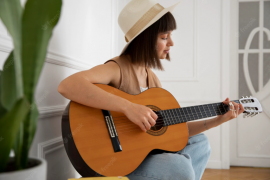 10 nejlepších bezplatných aplikací, které vám pomohou naučit se hrát na kytaru
